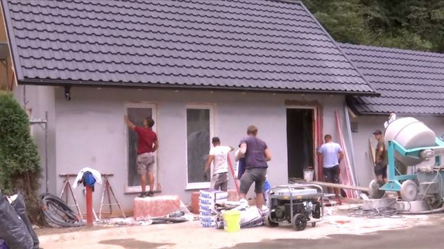 Toate casele din Broșteni distruse de inundații vor fi refăcute fără sprijinul Guvernului