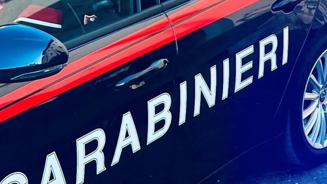 Diciannovenne muore cadendo dal tetto di un capannone abbandonato