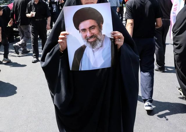 IranWire, 'Khamenei in condizioni critiche, potrebbe essere in punto di morte'