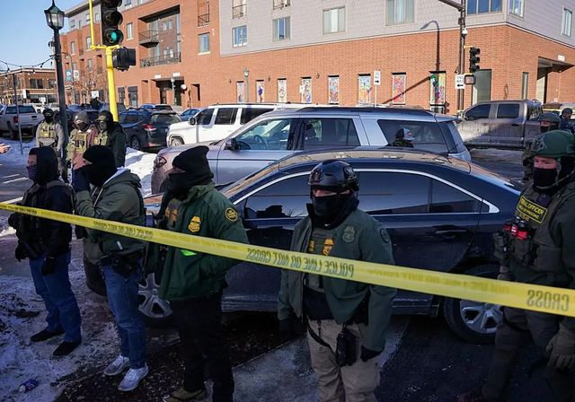 Agentes del ICE matan a tiros a un hombre en Minneapolis