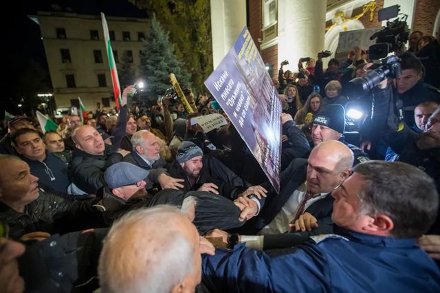 Proteste violente în Bulgaria după premiera unei piese regizate de John Malkovich, în care localnicii se spală o dată-n viață