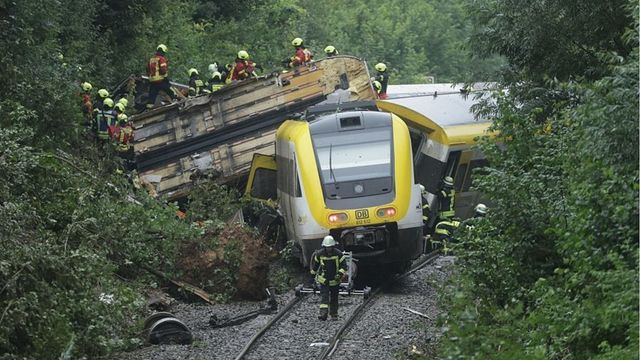 Два високоскоростни влака излязоха от релсите в Испания, загинаха 21 души