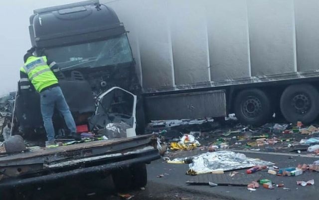 Un șofer de 21 de ani a murit după ce autoutilitara pe care o conducea a izbit două tiruri, în Vrancea