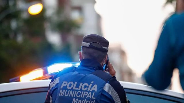 Hallan un bebé recién nacido junto a un portal de viviendas en Madrid