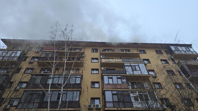 Incendiu la un bloc cu opt etaje, în București