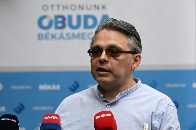 Egyre több író áll ki Szabó Bence százados mellett