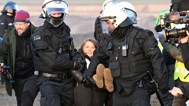 Greta Thunberg a fost reținută de poliție