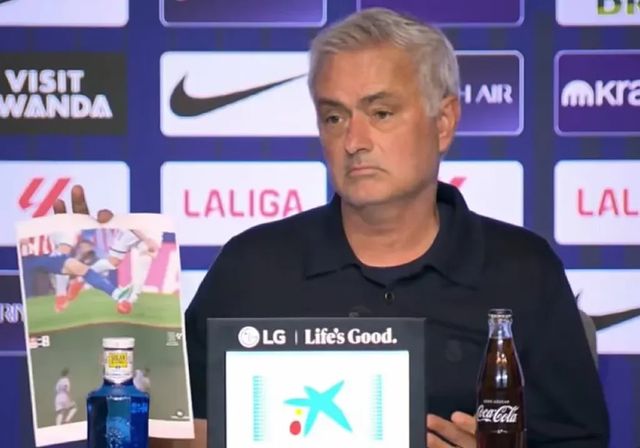 Recado del Atlético a Mourinho con una impresora: «Stop acoso arbitral»
