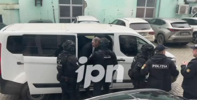 Vlad Plahotniuc, încătușat, adus în fața magistraților