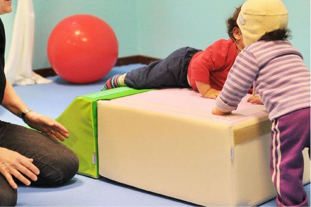 Schiaffi, umiliazioni e minacce ai bimbi del nido, sospesa educatrice