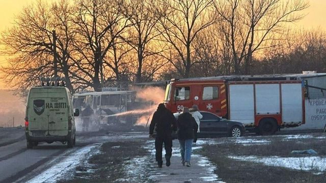 Дванадесет убити при руска атака с дрон срещу автобус с работници в Източна Украйна