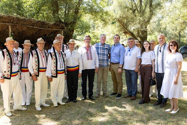 Premierul Tofan a făcut spectacol la Festivalul Zemii din Sipoteni și a cântat „Alunelul” la nai