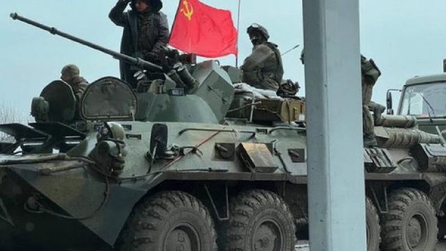 Kremlinul explică de ce folosesc rușii drapelul sovietic în cadrul invaziei din Ucraina: Este un simbol sacru