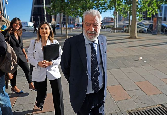 Miguel Ángel Rodríguez asegura que el novio de Ayuso le pasó la foto de los periodistas