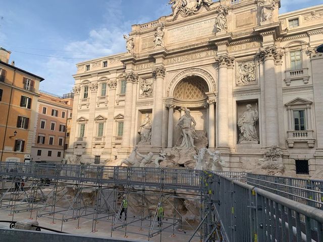 Roma, la passerella sulla Fontana di Trevi scatena le polemiche