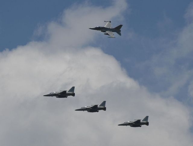 Monito di Mosca, 'Rischi colossali dall'invio di F-16 all'Ucraina'