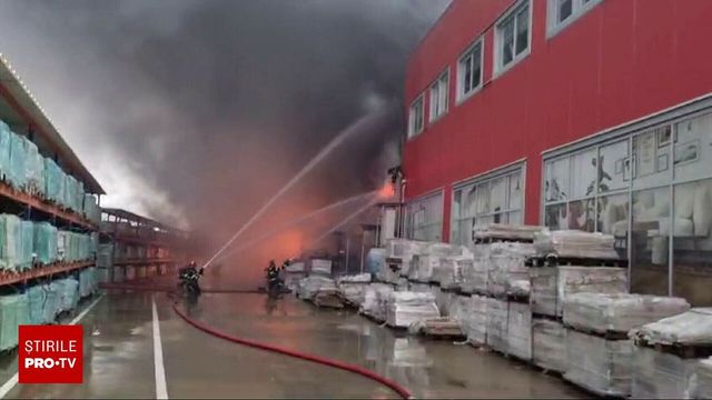 Incendiu puternic în Craiova, la un depozit de materiale de construcții