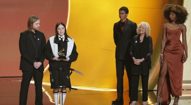 Ai Grammy 'Wildflower' di Billie Eilish canzone dell'anno