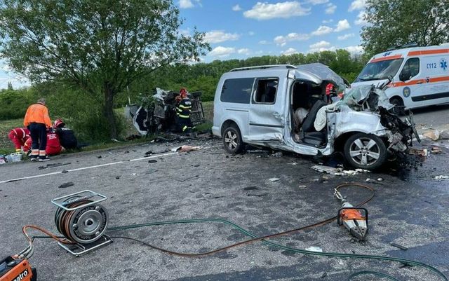 Două persoane au murit într-un accident în care au fost implicate 3 mașini, în Neamț