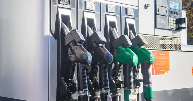 Motivul pentru care prețul carburanților din România nu scade, deși petrolul se ieftinește la nivel global