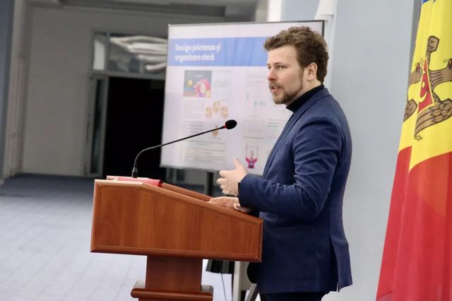 Reforme la manualele școlare: accent pe calitate, conținut digital și ghiozdane mai ușoare