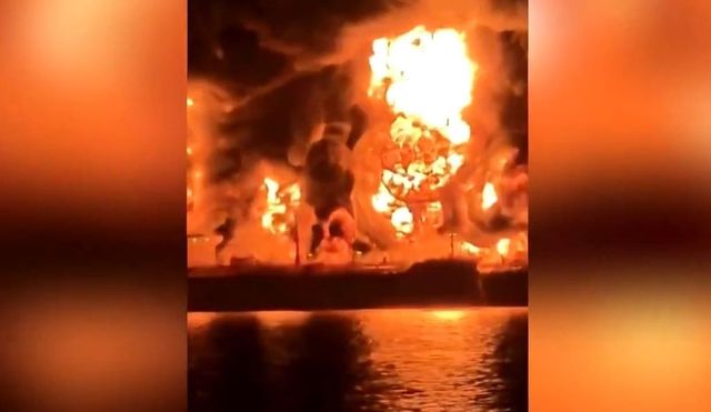 Iraki tankerek gyulladtak ki a Perzsa-öbölnél, újra kilőtt az olaj ára