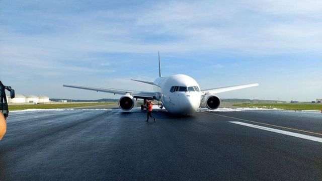 Товарен самолет кацна аварийно на летището в Истанбул