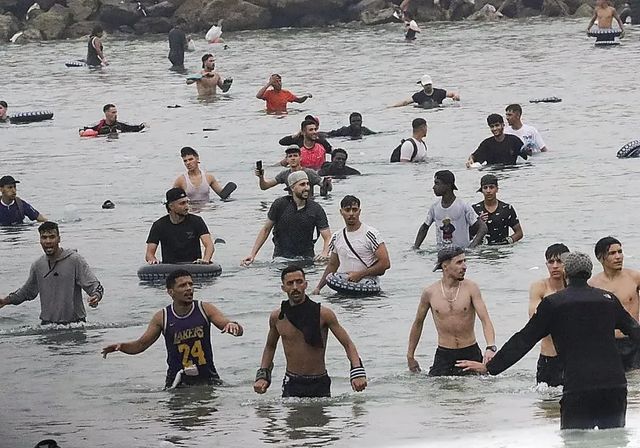 El Gobierno expulsó el año pasado a un yihadista entrenado por el Estado Islámico que llegó a nado a Ceuta