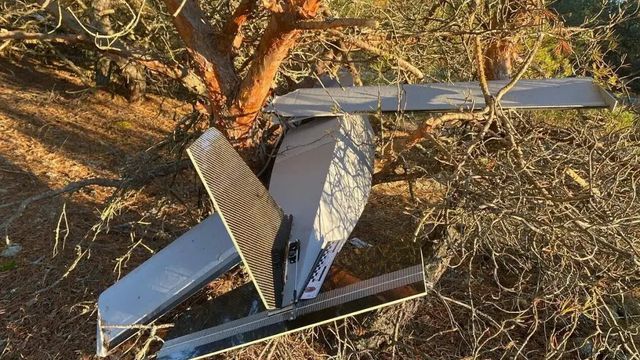 Russia mostra i resti del presunto drone ucraino diretto alla residenza di Putin