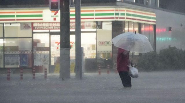 Taifunul Dujuan a lovit Japonia. Aproape două milioane de oameni au primit ordin de evacuare