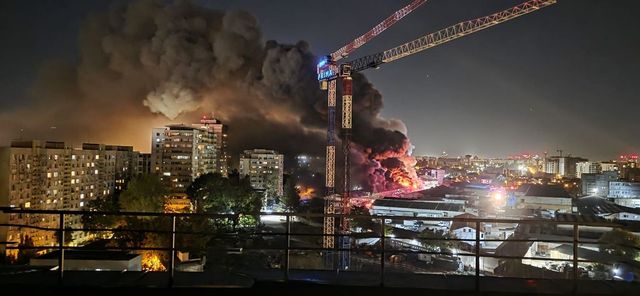 Pompierii au reușit să stingă incendiul de la depozitul Antrefrig din Pantelimon după 36 de ore