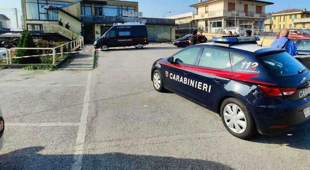 Accoltellato da compagna 12enne nel cortile della scuola, ferito