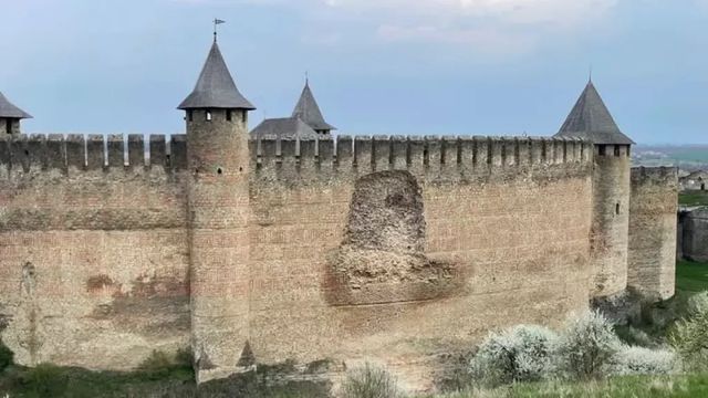 Un zid al Cetății Hotin din Ucraina, parțial prăbușit
