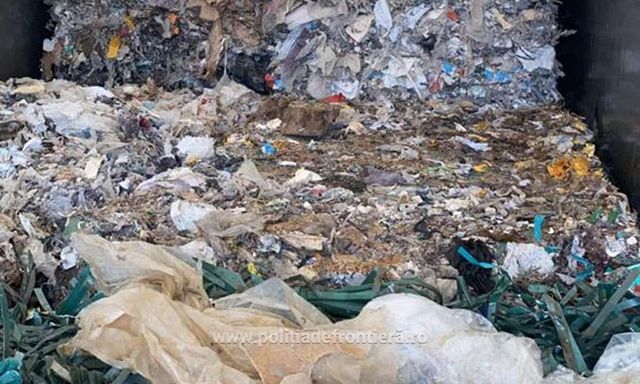 Peste 78 de tone deșeuri din plastic, cauciucuri, textile și haine uzate, oprite la intrarea în țară