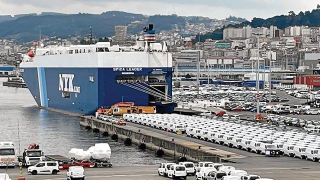 La falta de camiones portavehículos y de conductores lastra el transporte por carretera