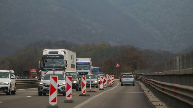 Аварирал камион затруднява движението по магистрала ”Хемус”