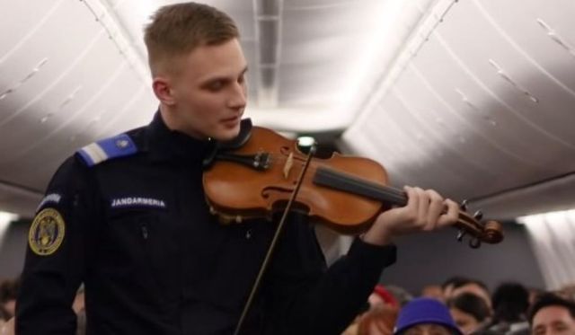Un jandarm român a interpretat imnul României în avion, la peste 10.000 de metri altitudine