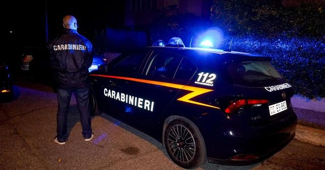 Alba, sorprende i ladri nel cortile di casa e spara: un morto