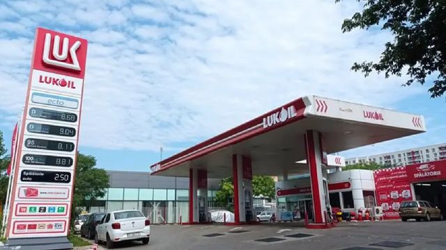 Prima țară europeană în care se închid toate benzinăriile Lukoil din cauza noilor sancțiuni americane