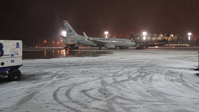 Curse aeriene cu întârzieri de până la trei ore pe Aeroportul din Iași din cauza ninsorilor