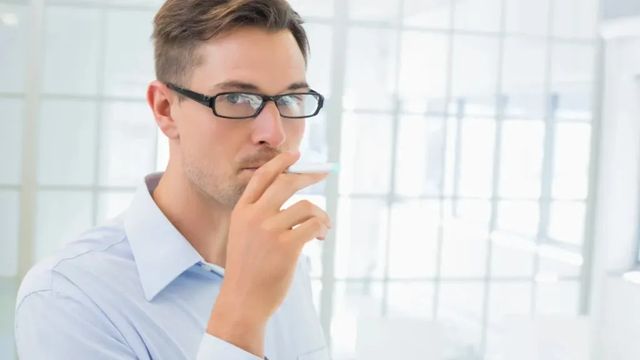 Țigările electronice cu nicotină, asociate cu rate mai ridicate de renunțare la fumat, potrivit unei analize internaționale