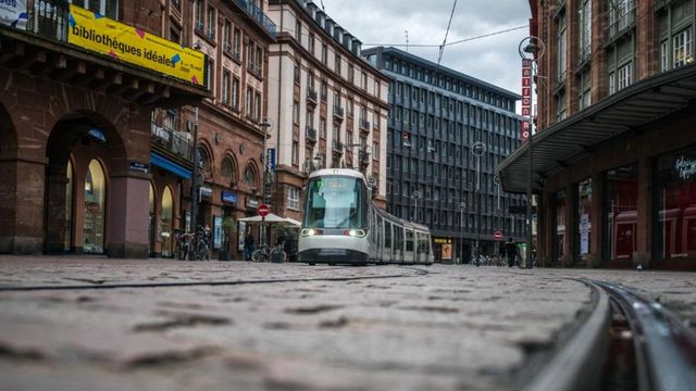 Două tramvaie s-au izbit frontal într-un tunel din Strasbourg. Accident cu zeci de răniți