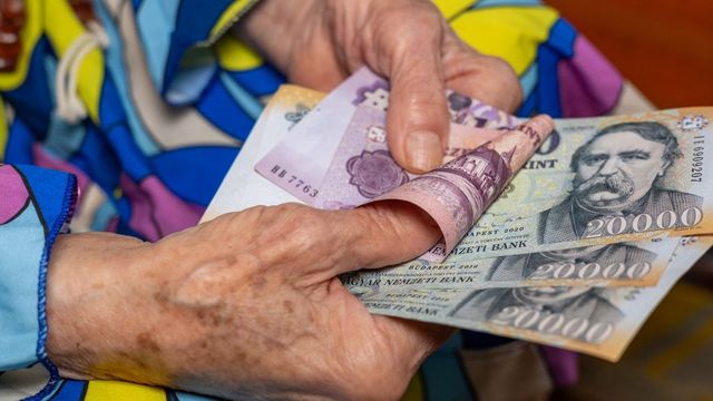 Orbán elárulta, mikor érkezik a 14. havi nyugdíj első összege