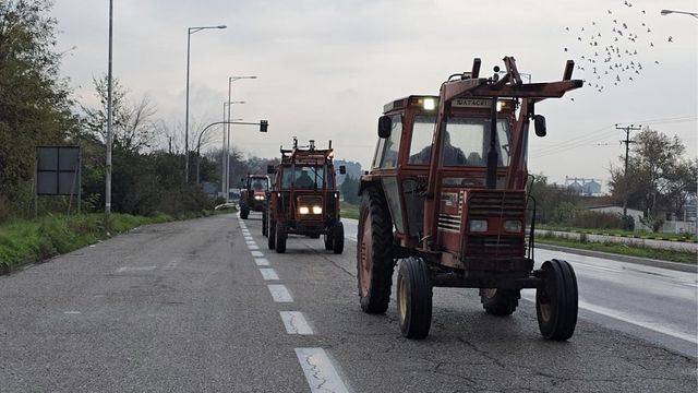 Протестиращите гръцки фермери са пробили полицейската блокада и са се отправили към граничния пункт Промахон на границата с България