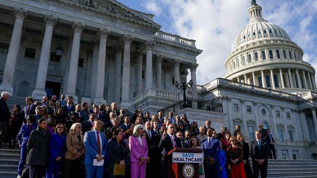 Trump firma entre reproches a los demócratas la ley que pone fin al cierre de gobierno más largo de la historia