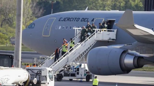 Aterriza en Bilbao el avión que traslada al español Álex García desde Tailandia