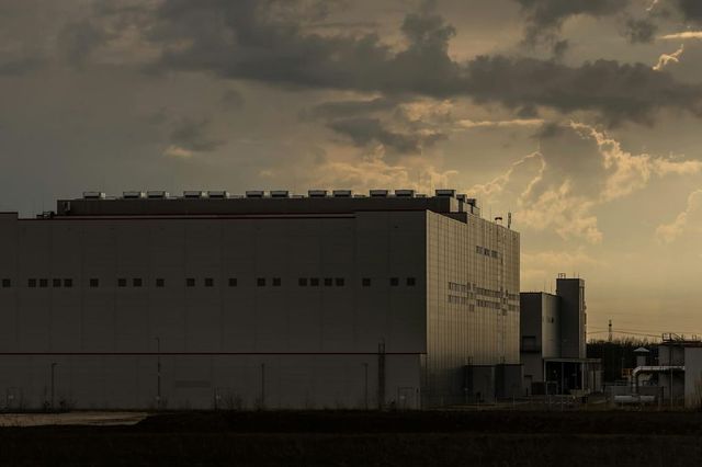 Megerősítette az iváncsai akkumulátorgyár, hogy hétfőn tűz volt a területén