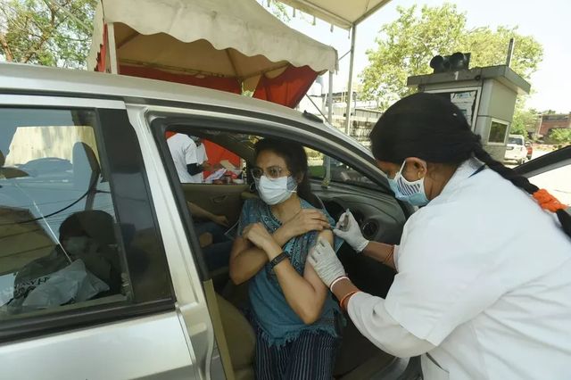 India a ajuns la 2 miliarde de doze de vaccin anticovid administrate, dar numărul de cazuri crește