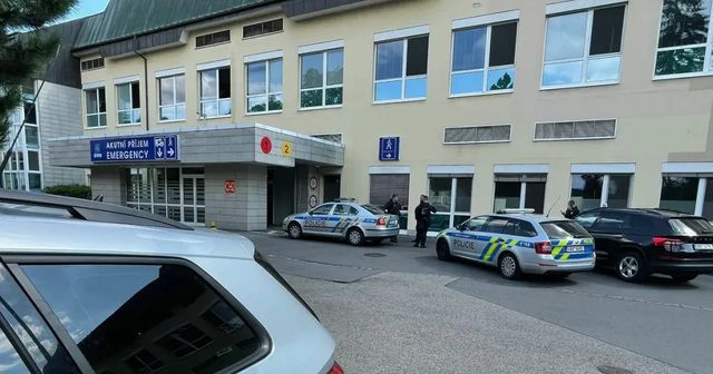 Policie zasahuje v Ústřední vojenské nemocnici, zadržela primáře