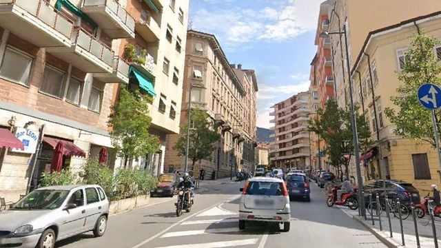 Una giovane travolta e uccisa da un'auto mentre attraversa